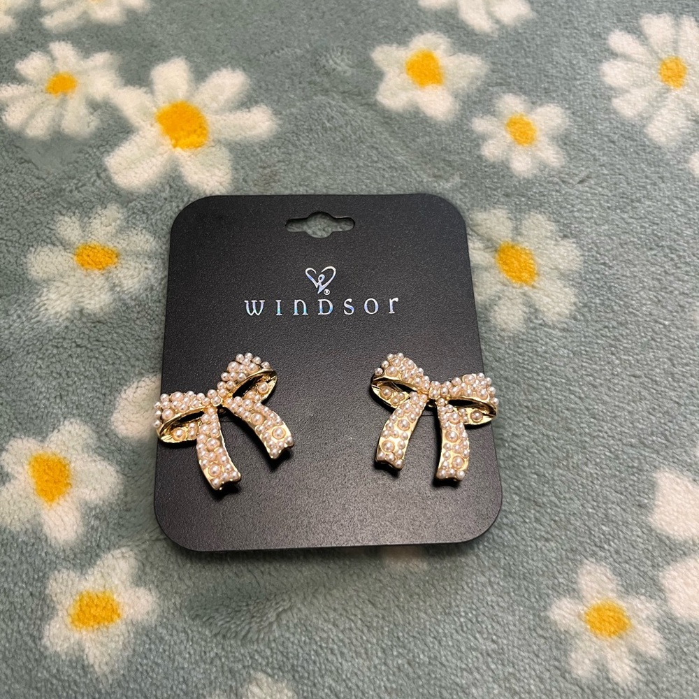 Windsor Gold and White Bow Earrings